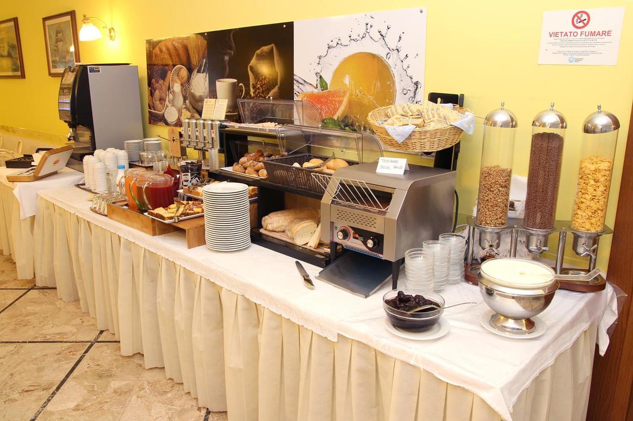 Hotel Veliero Rimini Bagian luar foto