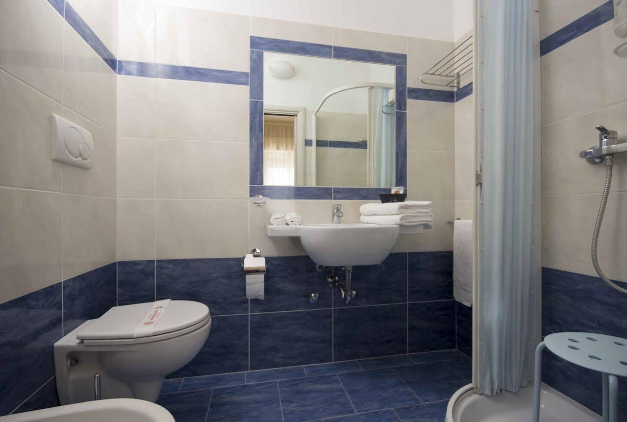 Hotel Veliero Rimini Bagian luar foto