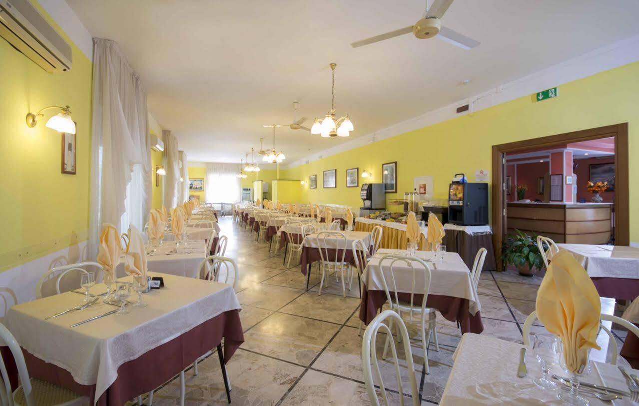 Hotel Veliero Rimini Bagian luar foto