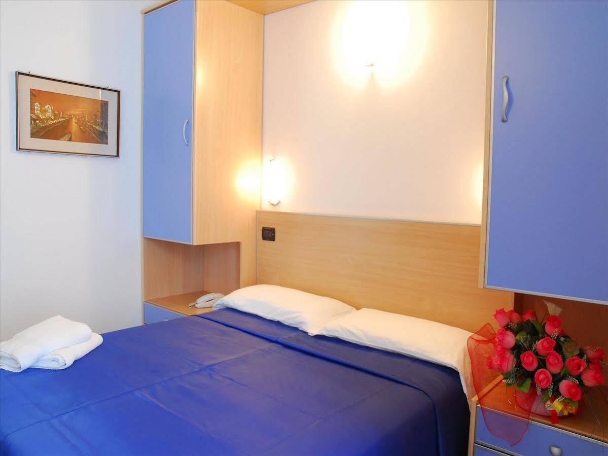 Hotel Veliero Rimini Bagian luar foto