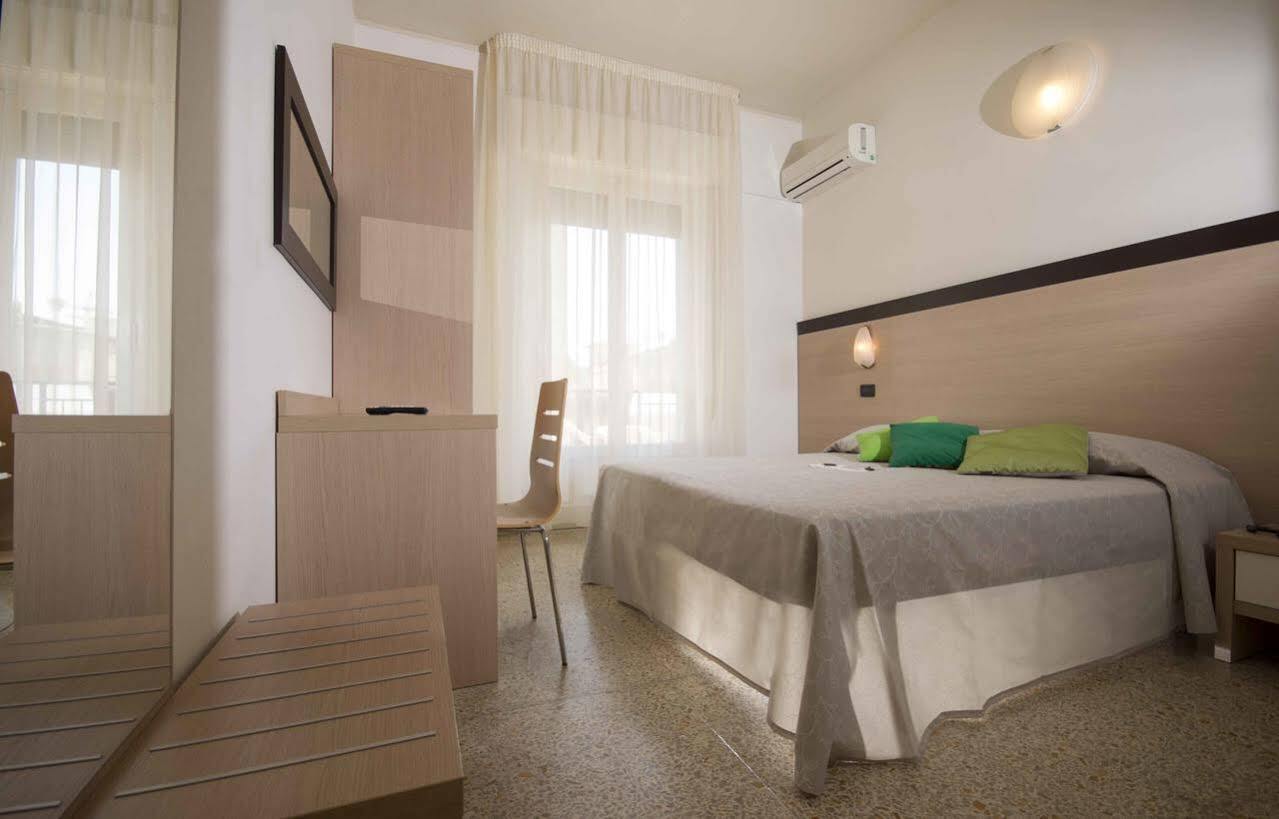 Hotel Veliero Rimini Bagian luar foto