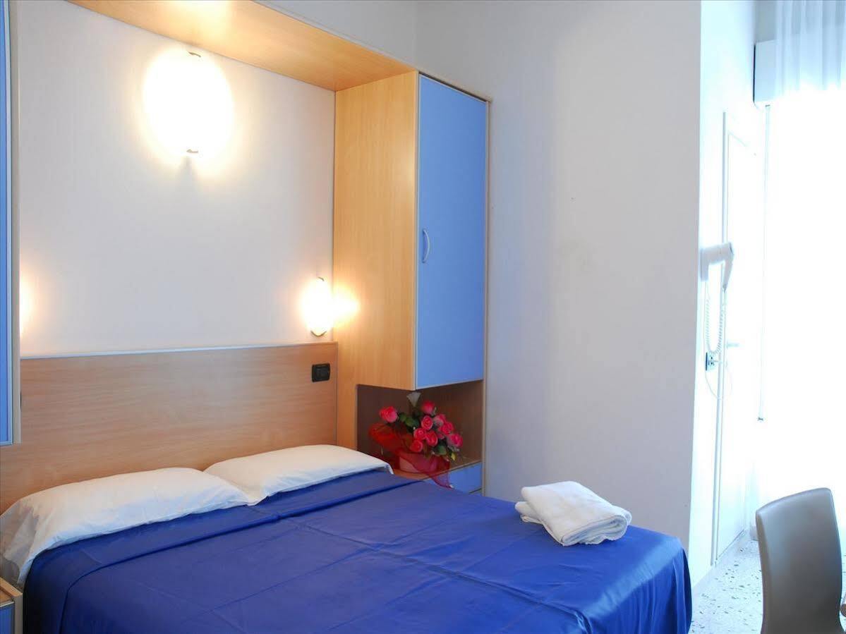 Hotel Veliero Rimini Bagian luar foto