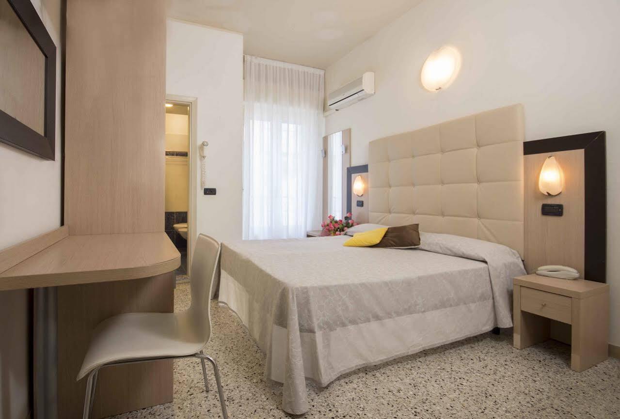 Hotel Veliero Rimini Bagian luar foto