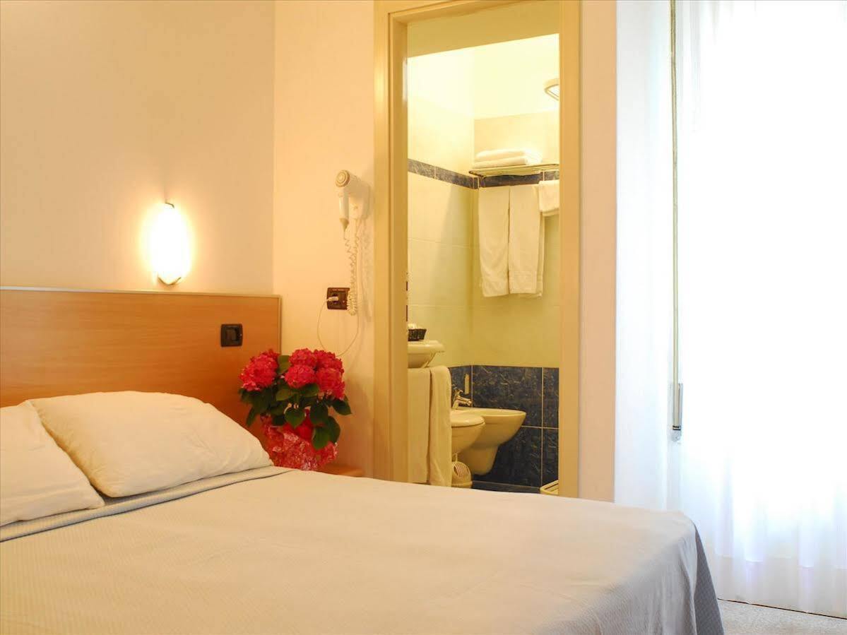 Hotel Veliero Rimini Bagian luar foto