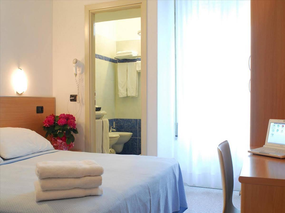 Hotel Veliero Rimini Bagian luar foto